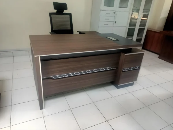 1600M Executive Desk