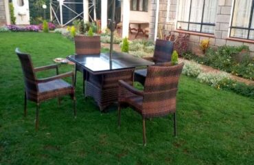 Umbrella+4-Seater Dining Set